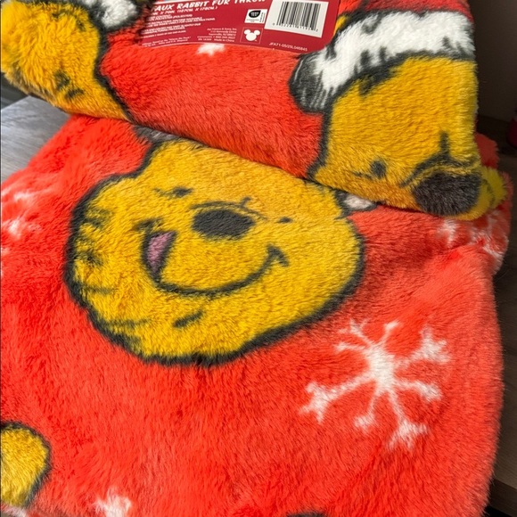 NWT Disney SANTA Winnie the Pooh FESTIVE RED FAUX RABBIT FUR CHRISTMAS THROW - Picture 9 of 9